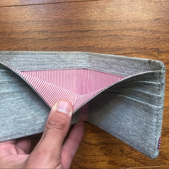 Herschel Design Company wallet - lightly used - gray canvas - Picture 4 of 4